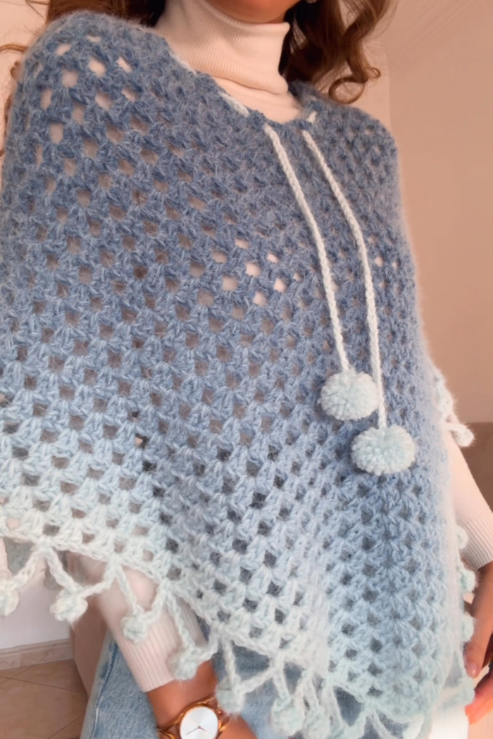 Círculo Marfim – Acrylic Gradient Cake Yarn (400 m / 200 g) - Blue white crocheted poncho