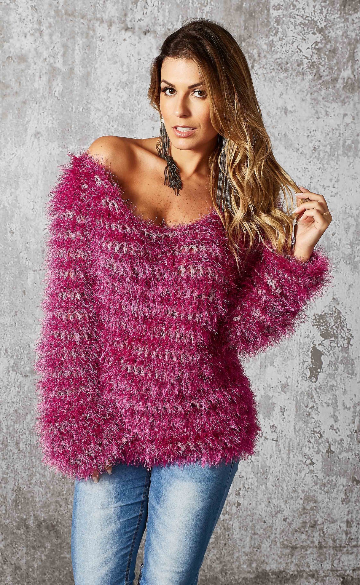 Circulo Natural Luxury Decor - Fluffy Yarn, 180 m / 280 g - Woman wearing a pink fuzzy sweater against a gray textured wall