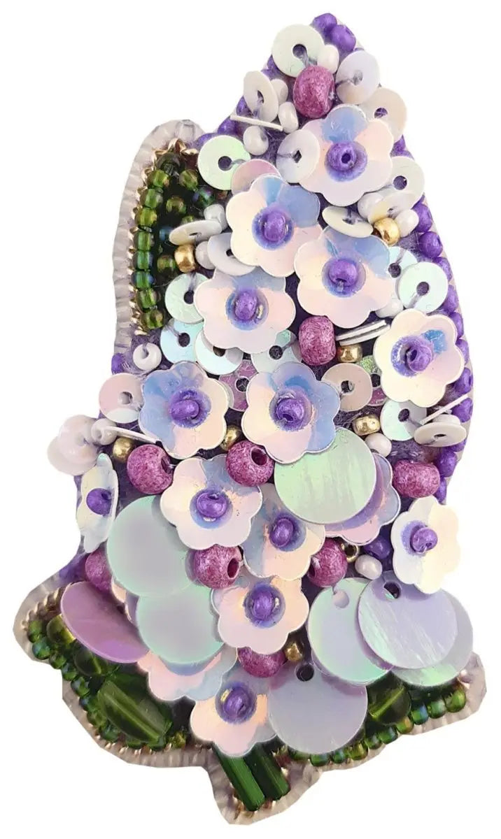 Embroidery kit for a Lilac Momentos Magicos brooch.