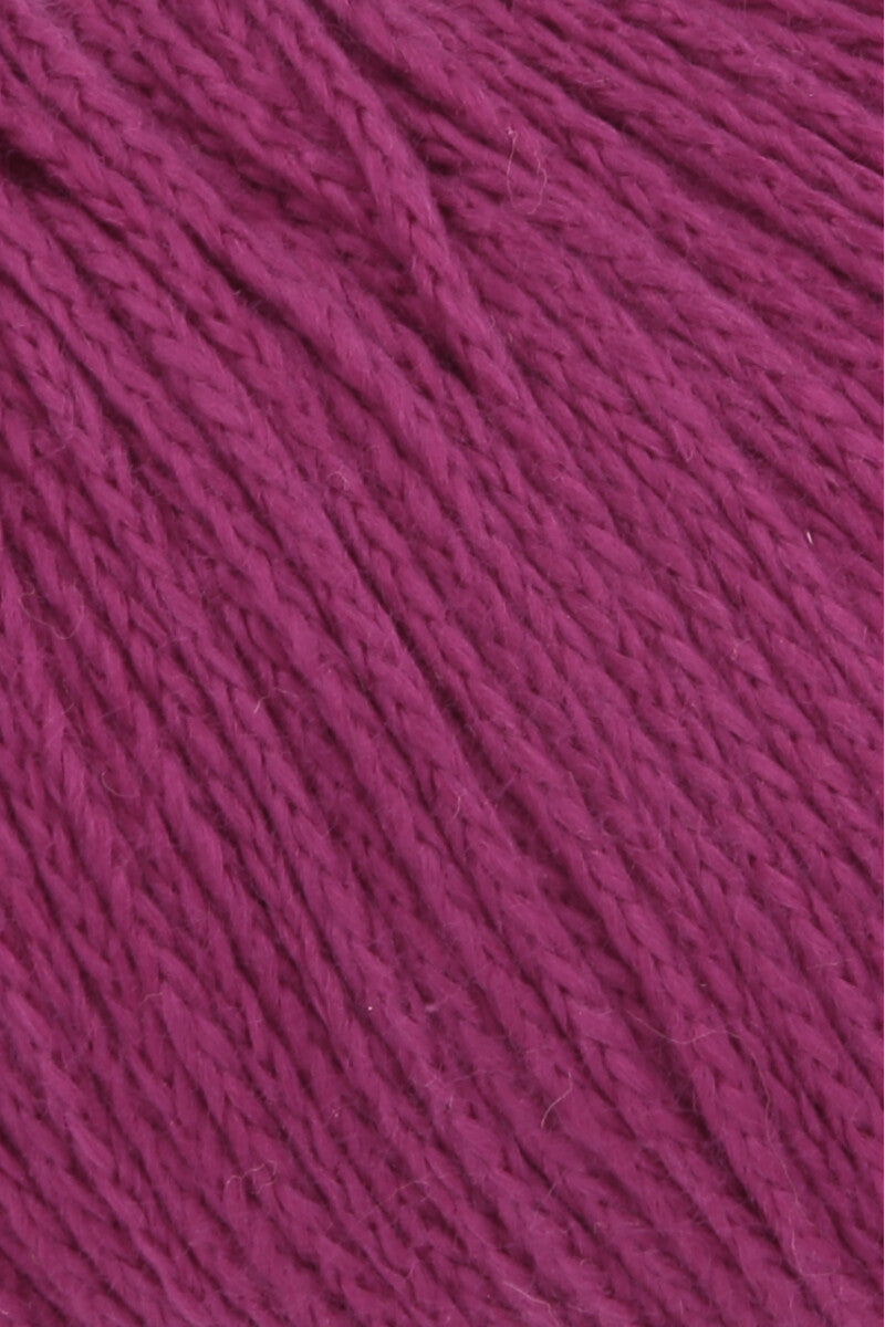 Lang Yarns Norma – 50g / 135m – Fuchsia (0066) – detail
