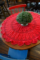 Circulo ANNE - 100% mercerized Cotton Yarn, 500m / 147g - Round wooden table with a red crocheted tablecloth and a green plant in the center.